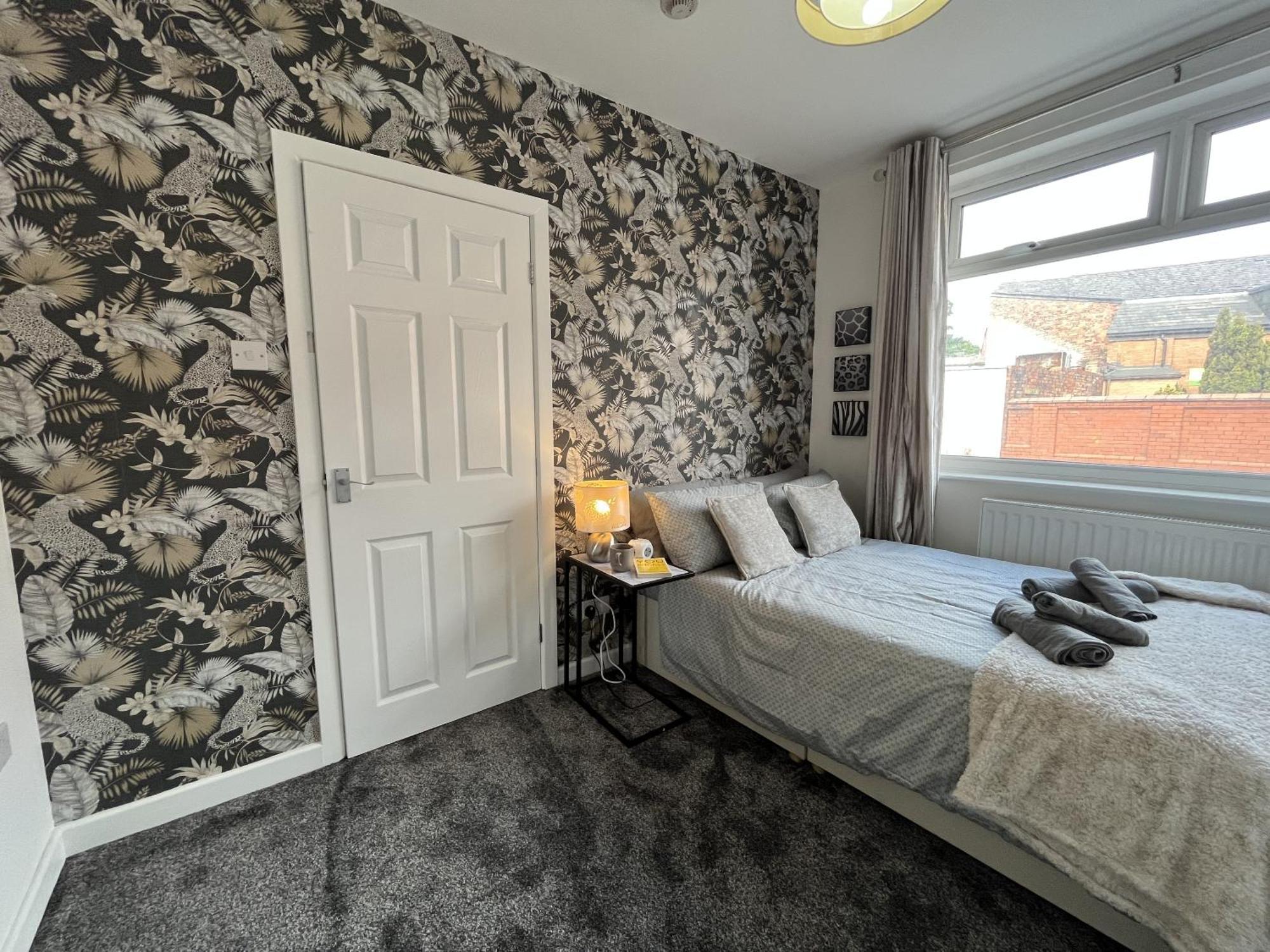 Modernised Central Wigan Townhouse Sleeps Up To 6 Extérieur photo
