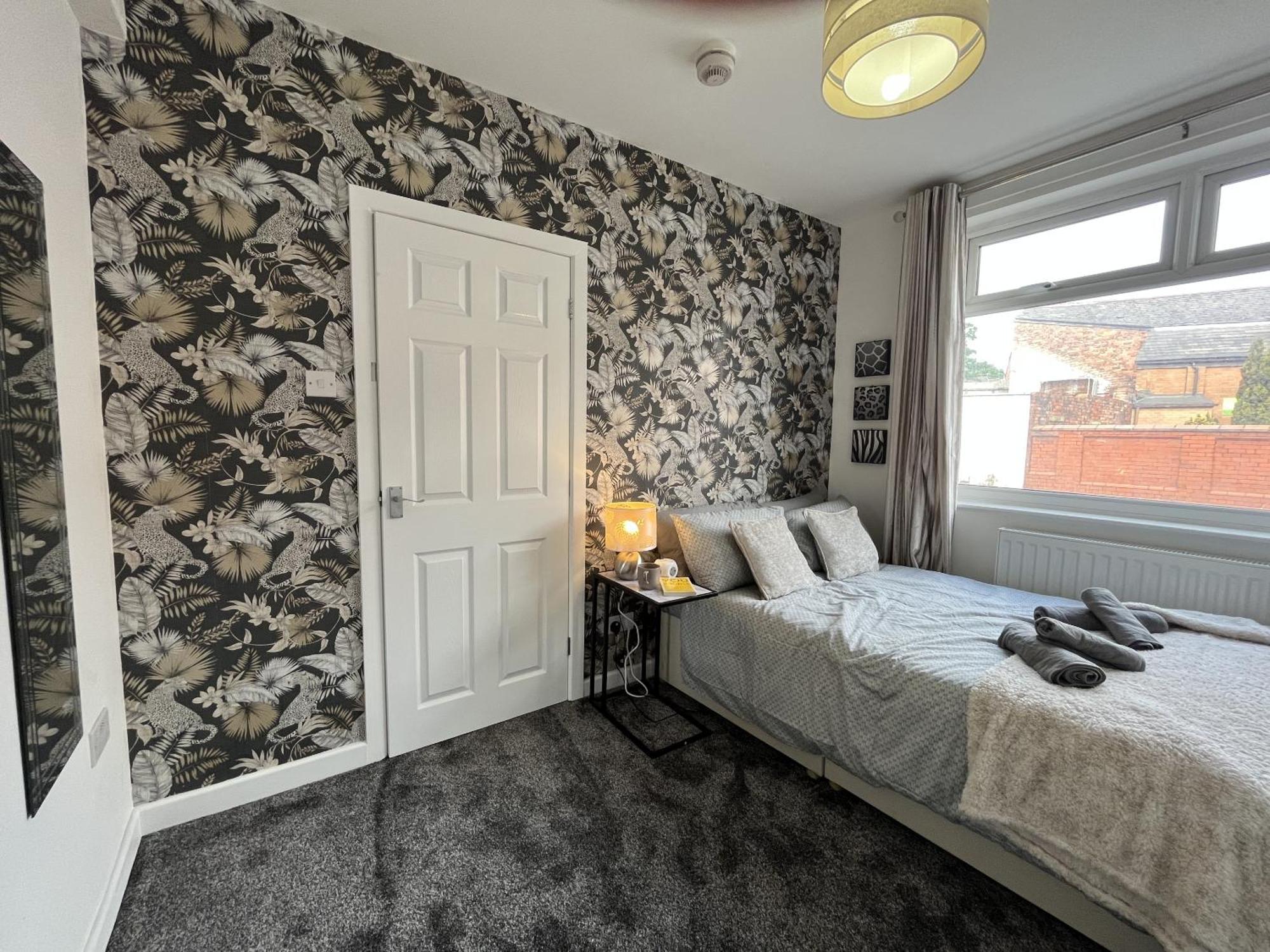 Modernised Central Wigan Townhouse Sleeps Up To 6 Extérieur photo